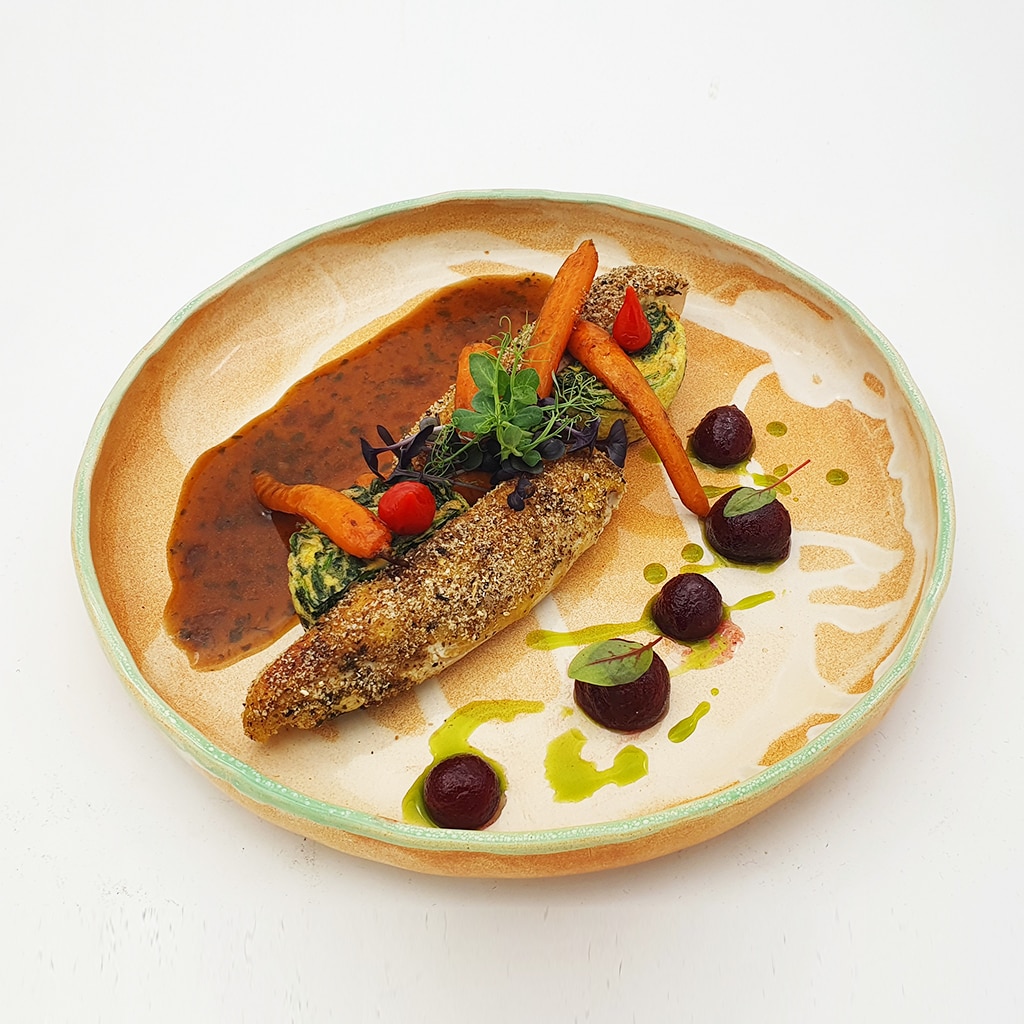 Piept de pui in crusta de ciuperci, soufflé de spanac si radacinoase caramelizate si jus lejer cu ierburi aromatice Piept de pui in crusta de ciuperci, soufflé de spanac si radacinoase caramelizate si jus lejer cu ierburi aromatice